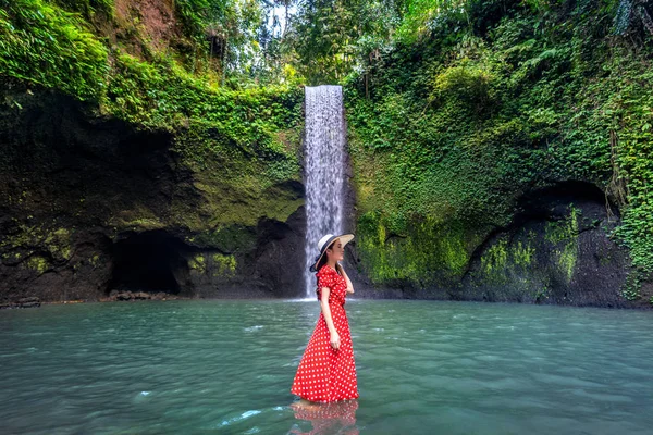 인도네시아 발리의 티부마나 폭포에 서 있는 아름다운 소녀 — 스톡 사진