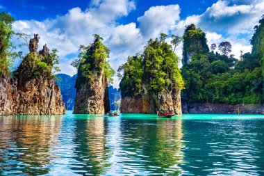 Ratchaprapha Barajı 'ndaki güzel dağlar Khao Sok Ulusal Parkı, Surat Thani Eyaleti, Tayland.
