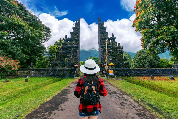 Viajero con mochila caminando por la puerta de entrada grande en Bali, Indonesia . —  Fotos de Stock