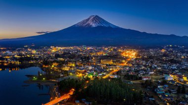 Fuji dağları ve Fujikawaguchiko şehri geceleri, Japonya.