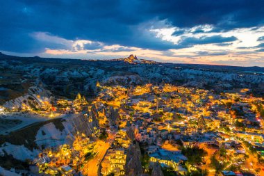 Goreme kasabası Kapadokya 'da alacakaranlıkta, Türkiye.