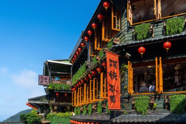 Juifen, Tayvan 1 Aralık 2019: Jiufen eski caddesindeki restoranda turist.