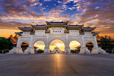 Taipei, Tayvan 'daki Chiang Kai Shek Anma Salonu. Tercümesi: 