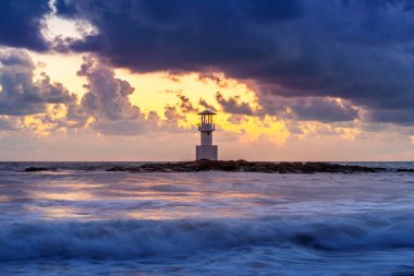 Khao Lak deniz feneri gün batımında, Tayland.