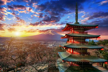 Chureito pagoda ve Fuji dağı Japonya 'da gün batımında.