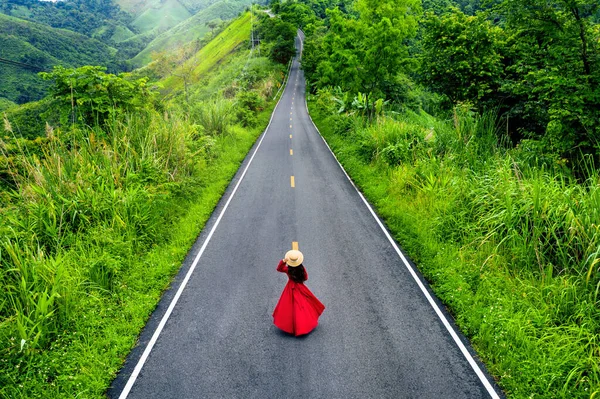 Mulher Andando Estrada Céu Sobre Topo Das Montanhas Com Selva — Fotografia de Stock