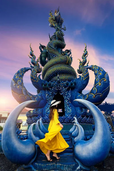 Woman Wearing Yellow Dress Wat Rong Suea Ten Blue Temple — Stock Photo, Image