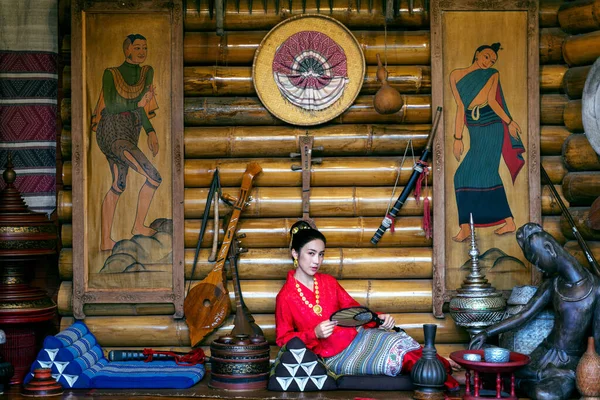 Tayland Kültürü Geleneğine Göre Geleneksel Tayland Kıyafeti Giyen Asyalı Kadınlar — Stok fotoğraf