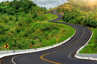 Nan, Tayland 'da dağların tepesinde yeşil ormanlı 3 numaralı yol..