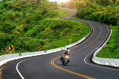 Nan, Tayland 'da dağların tepesinde yeşil ormanlı 3 numaralı yol..