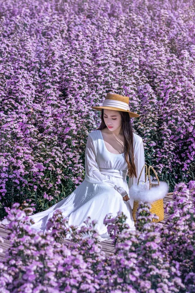 Kaunis Tyttö Valkoinen Mekko Istuu Margaret Kukkia Aloilla — kuvapankkivalokuva