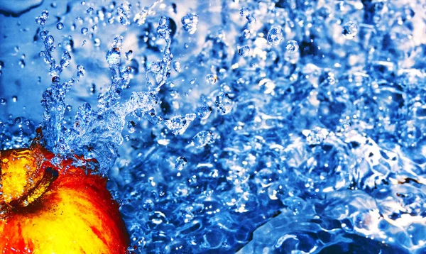 Gotas Agua Caen Sobre Apple —  Fotos de Stock