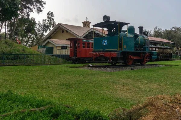 Pequeña Estación Tren Para Montar Parque Hierba Lado Una Casa — Foto de Stock