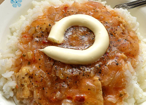 Et soslu beyaz pirinç..