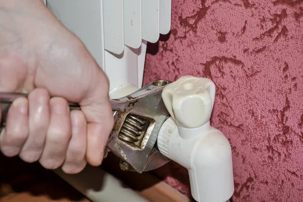 Gaz anahtarıyla radyatörün tamiri..