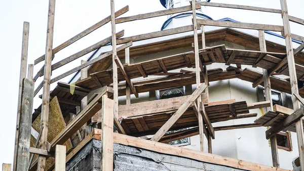 Ahşap iskele, Ortodoks Kilisesi 'nin tamiri..