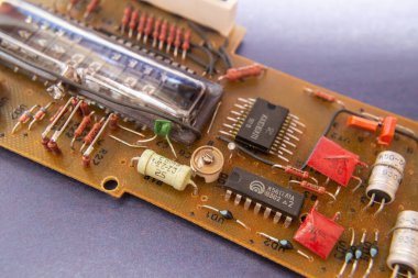 Elektronik Pano, direnç, kapasitör, diyotlar, iletkenler.