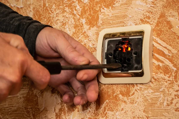 elektrik düğmesi kurulumu, oda ışıklandırması.