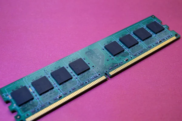 Çipli elektronik pano, yeşil kişiler.