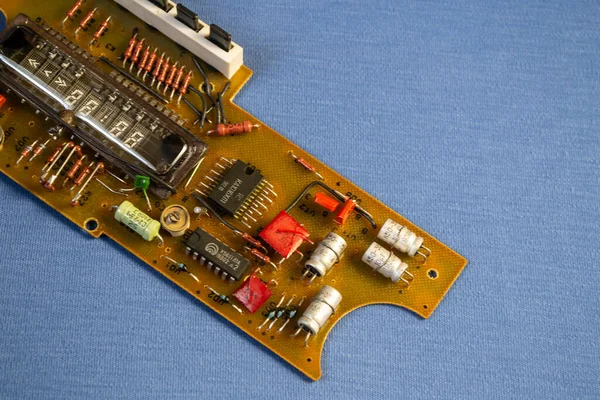 Elektronik Pano, direnç, kapasitör, diyotlar, iletkenler.