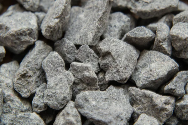Gri renkli doğal taşlar yığını..