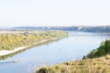 OKA nehri kıyılarında bitki örtüsü, sonbahar manzarası