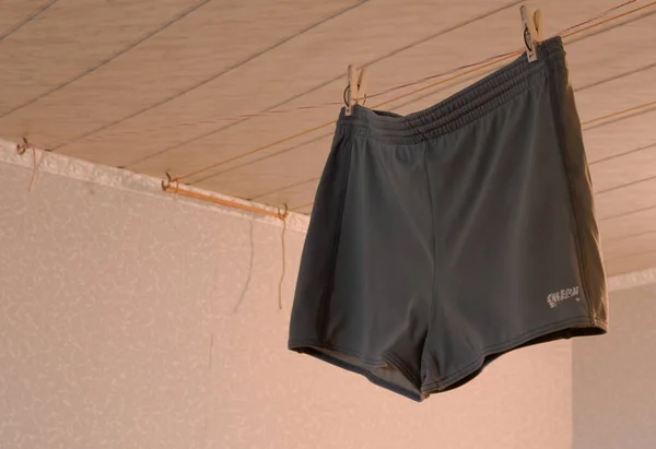 Yüzme mayoları tuvaletteki bir iple kurudu..