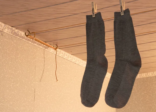 Çoraplar, ataçlarla iple kuruduktan sonra.