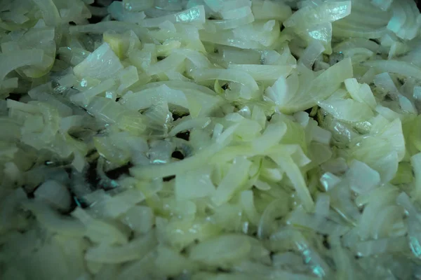 Ayçiçeği yağında soğan kızartma tavasında kızartılır..