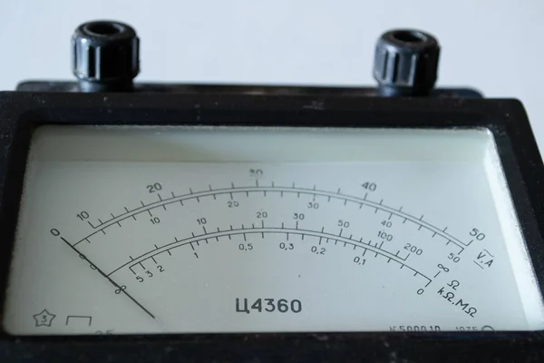 Eski bir elektrik aygıtının üzerindeki ok ile ölçeklendir.