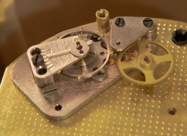 Saat çalışma masası saati yakın plan, sarı arkaplan.