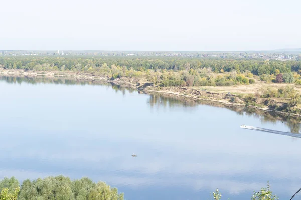 OKA nehri kıyılarında bitki örtüsü, sonbahar manzarası
