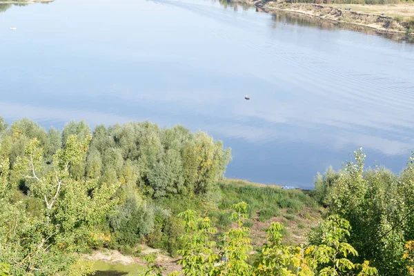 OKA nehri kıyılarında bitki örtüsü, sonbahar manzarası