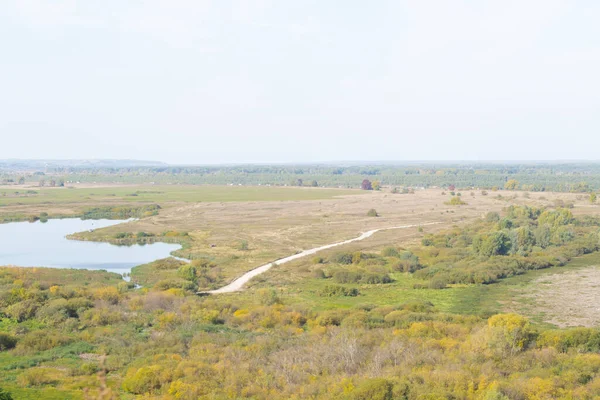 OKA nehri kıyılarında bitki örtüsü, sonbahar manzarası