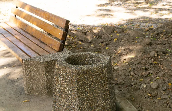 Sonbaharda yeşil bir parkta ahşap bir bank.