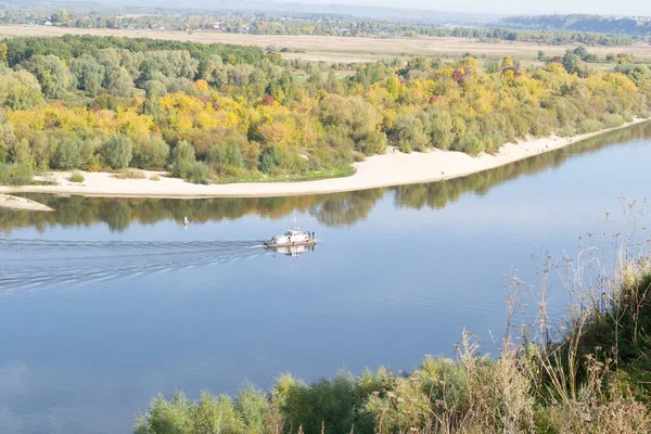 OKA nehri kıyılarında bitki örtüsü, sonbahar manzarası