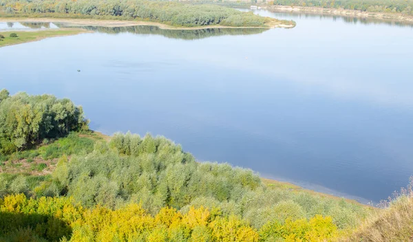 OKA nehri kıyılarında bitki örtüsü, sonbahar manzarası