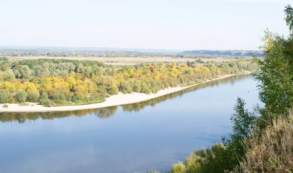 OKA nehri kıyılarında bitki örtüsü, sonbahar manzarası