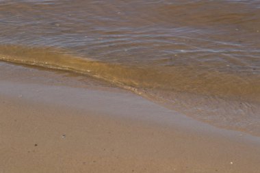 Nehir, suda küçük dalgalar, yavaş akış.