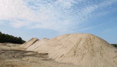 Nehir kıyısında bir yığın sarı nehir kumu..
