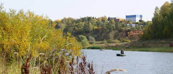 Sonbahar sabahı göl kıyısında dağlarla birlikte bitki örtüsü.