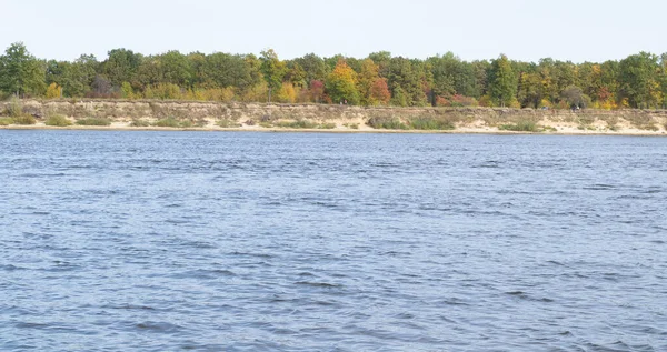 Oka Nehri, çok yüksek Ağaçları farklı renklerde.