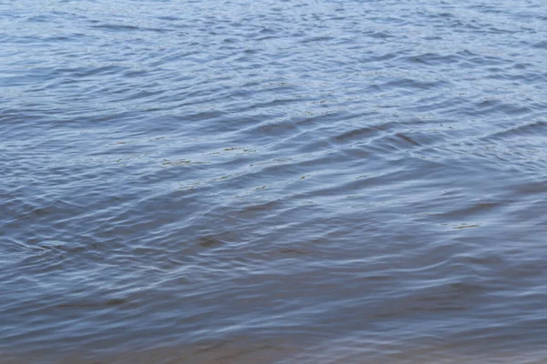 Nehir, suda küçük dalgalar, yavaş akış.