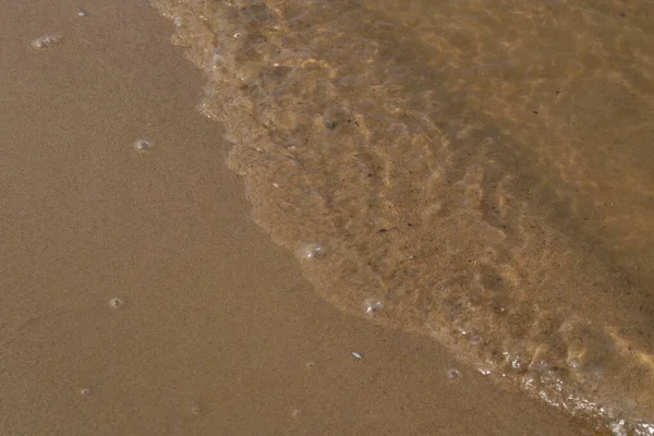 Nehir, suda küçük dalgalar, yavaş akış.