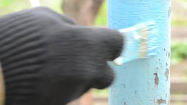 Paslı boruyu fırçayla boyuyoruz, mavi boya..