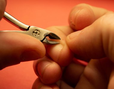 Parmakları tırnak maşasıyla işliyoruz..