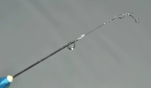 Tıbbi bir şırıngadan ince bir ilaç akışı..