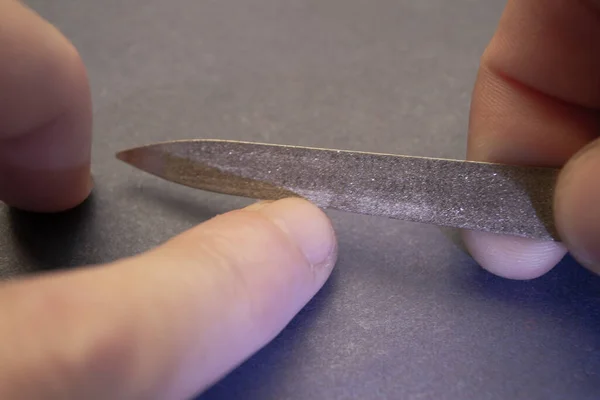 Ellerdeki çivileri tırnak törpüsüyle işliyoruz..