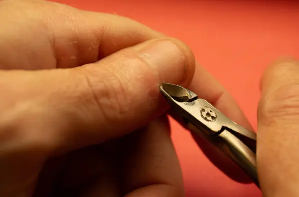 Parmakları tırnak maşasıyla işliyoruz..