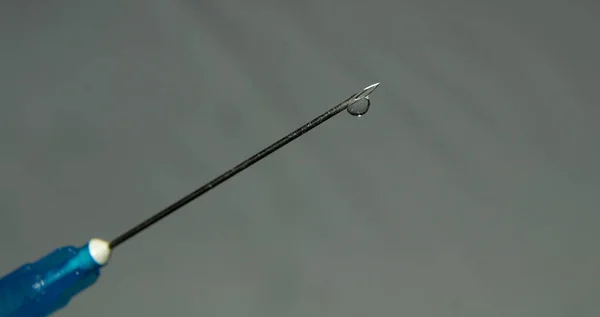 Tıbbi bir şırıngadan ince bir ilaç akışı..
